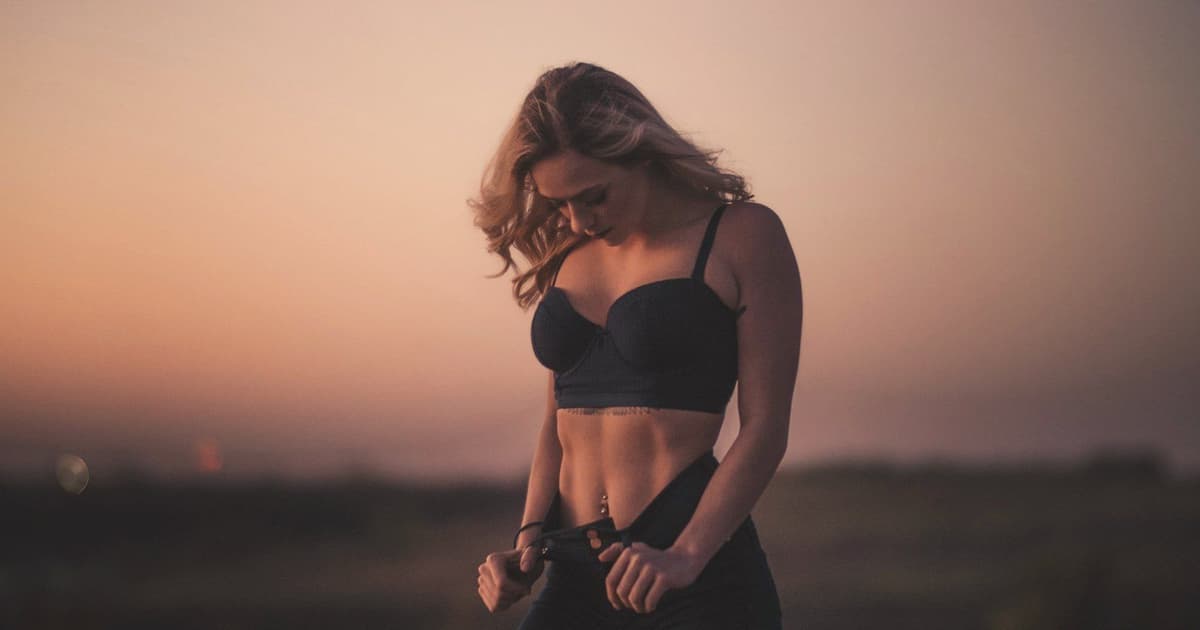 Türkiyədə qarın plastikası: qiymət, bərpa və seçim (2026)